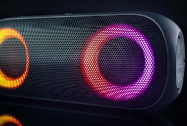 Recenzja Audictus Aurora Pro i test głośnika bezprzewodowego. Urządzenie z włączonym podświetleniem