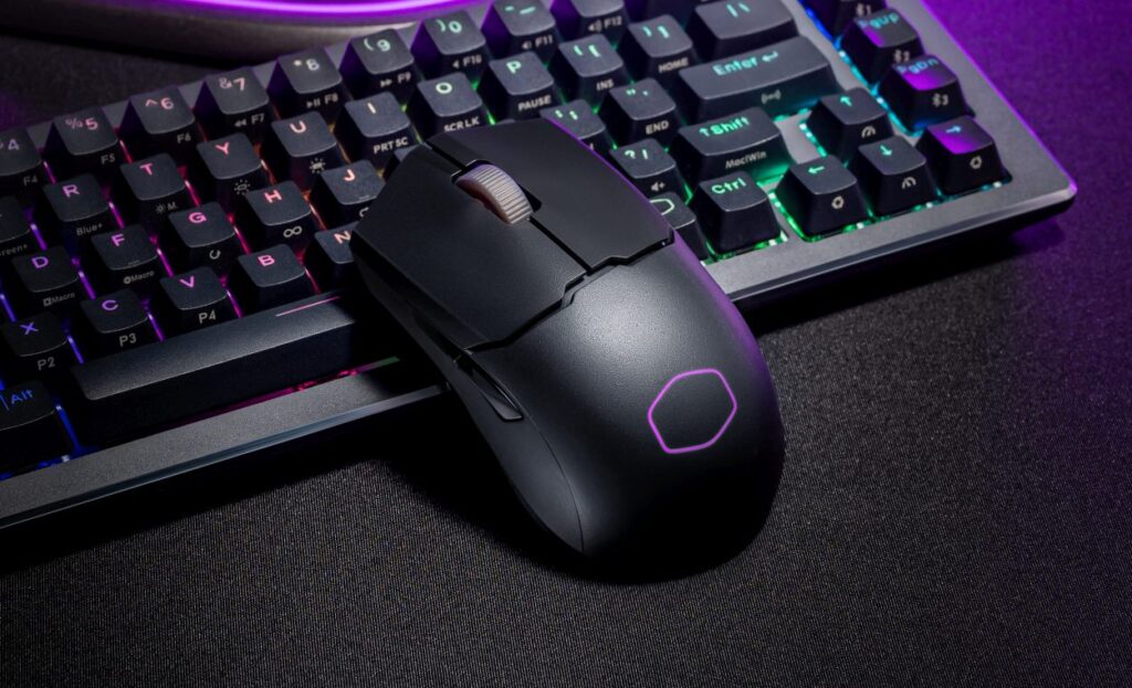 Mysz Cooler Master MM712 obok klawiatury