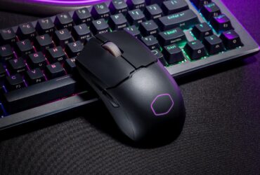 Mysz Cooler Master MM712 obok klawiatury