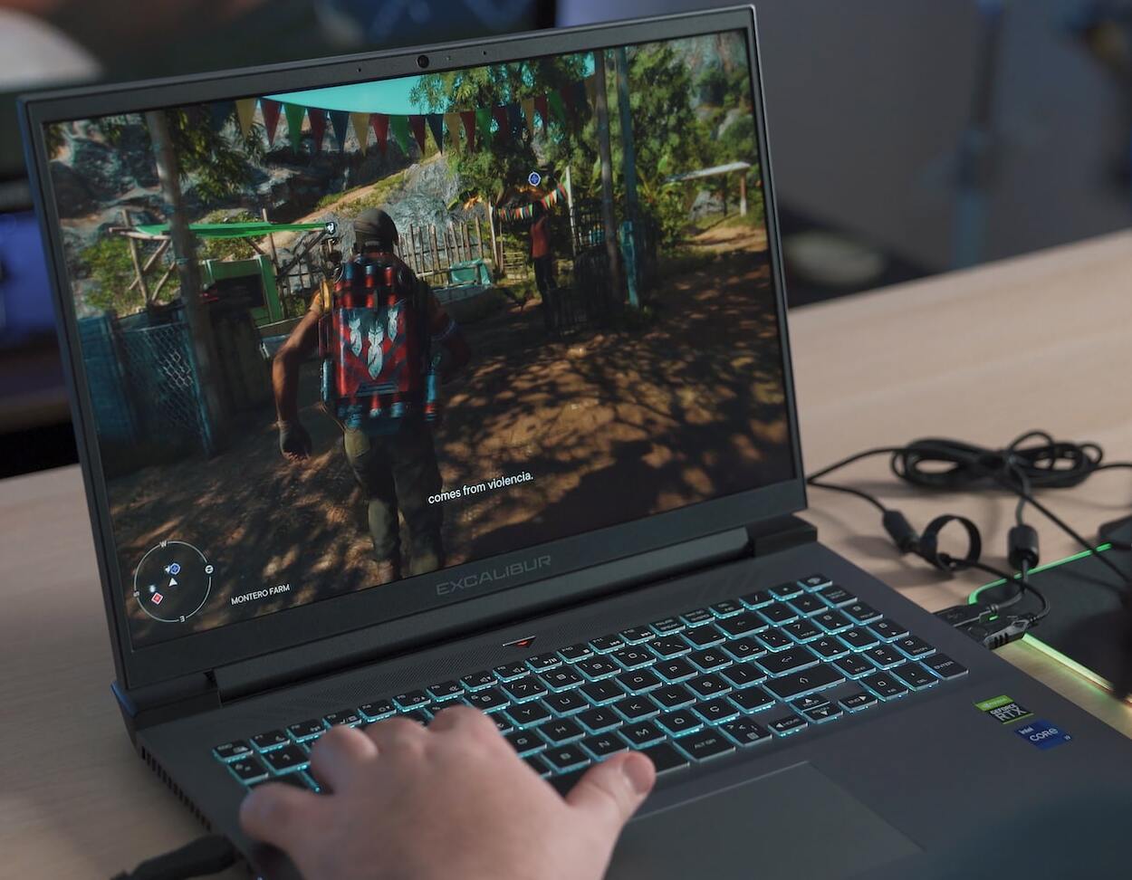 Gracz korzystający z laptopa gamingowego.