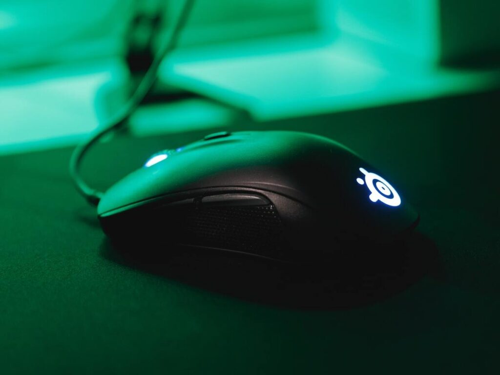 Mysz Steelseries Rival na czarnej podkładce.