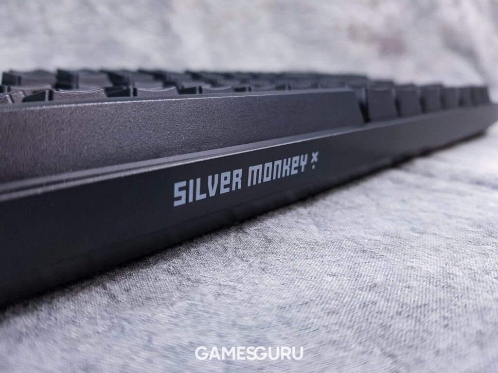 Logotyp Silver Monkey na dolnej krawędzi klawiatury