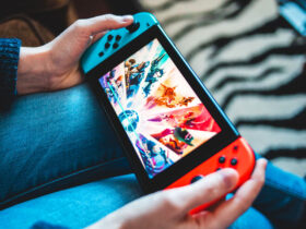 Nintendo Switch V2 w rękach gracza