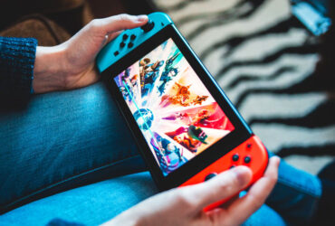Nintendo Switch V2 w rękach gracza