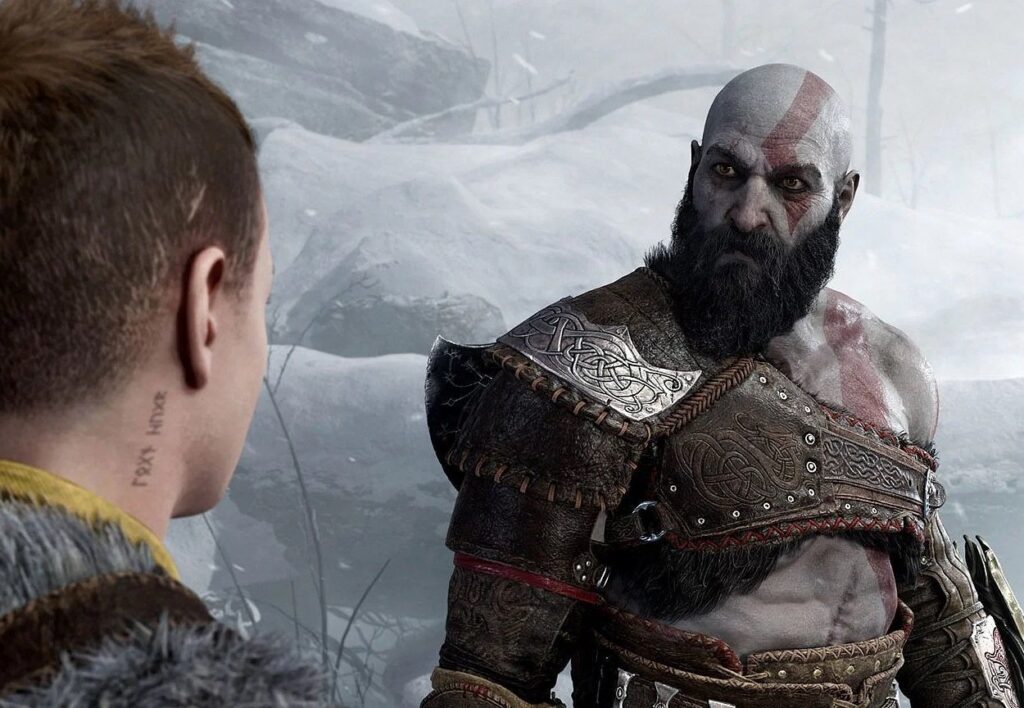 Kratos patrzący na Atreusa w zimowej scenerii.