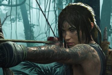 Lara Croft trzymająca wycelowany i naciągnięty łuk w Shadow of Tomb Raider.