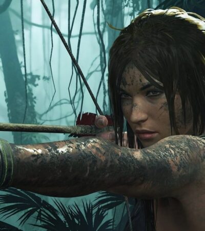 Lara Croft trzymająca wycelowany i naciągnięty łuk w Shadow of Tomb Raider.