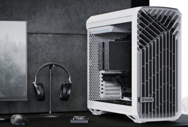 Obudowa Fractal Design Torrent w białej wersji na biurku obok monitora i słuchawek.