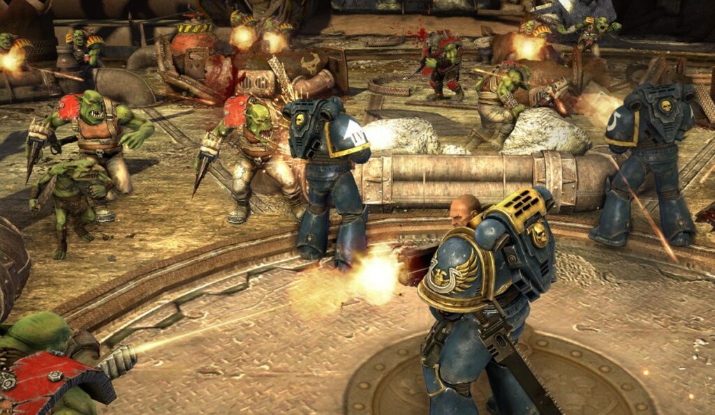 Żołnierze Imperium walczą z orkami w grze Warhammer Space Marine.