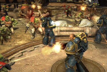 Żołnierze Imperium walczą z orkami w grze Warhammer Space Marine.