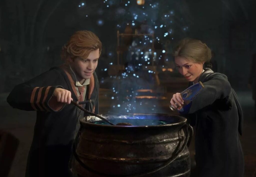 Czarodziejka i czarodziej tworzą eliksir w kotle w grze Hogwarts Legacy.