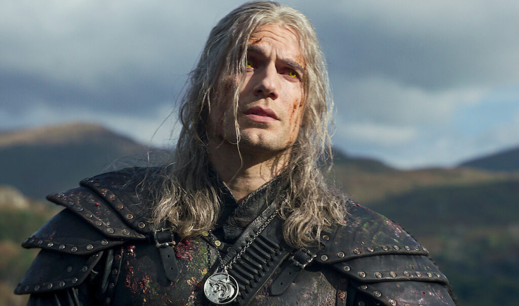 Henry Cavill jako wiedźmin Geralt patrzący w dal