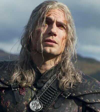 Henry Cavill jako wiedźmin Geralt patrzący w dal