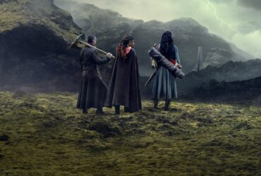 Trzech bohaterów z serialu Wiedźmin: Rodowód Krwi na wzgórzu