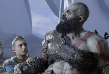 Atreus trzyma za rękę patrzącego w inną stronę Kratosa w grze God of War.