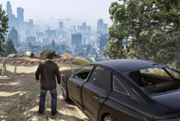 Michael z Grand Theft Auto V stojący obok rozbitego samochodu na tle miasta Los Santos