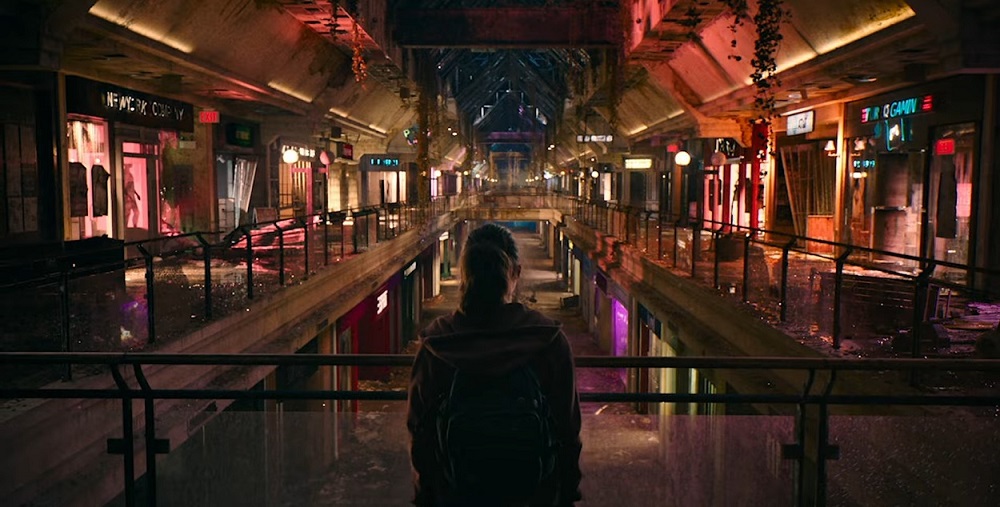 Balla Ramsay jako Ellie w opuszczonym centrum handlowym w serialu The Last of Us