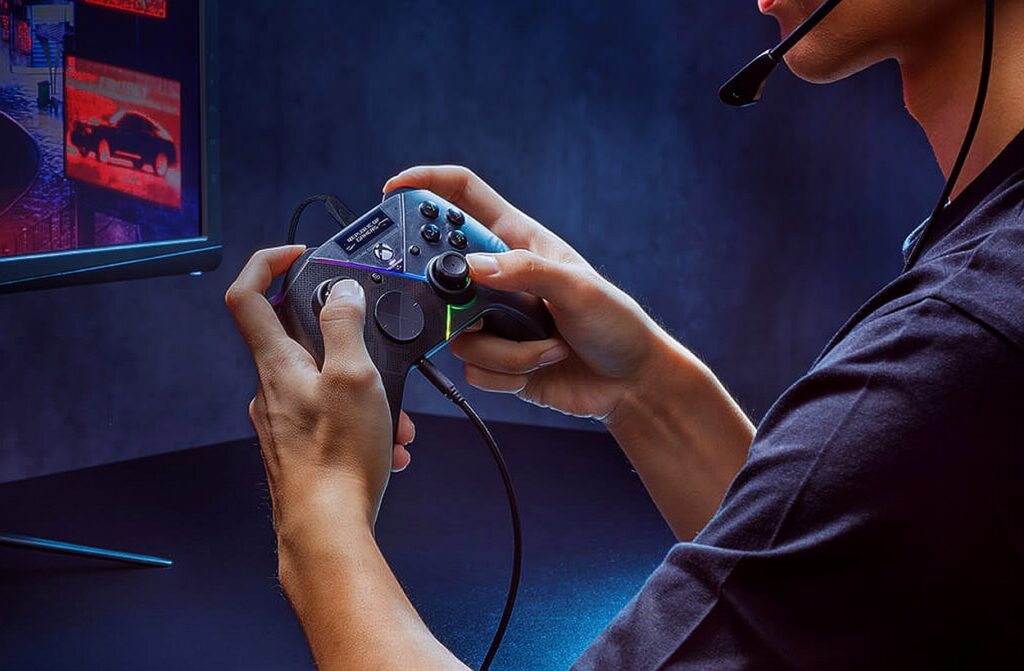 Gracz korzystający z kontrolera Asus Raikiri Pro