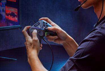 Gracz korzystający z kontrolera Asus Raikiri Pro