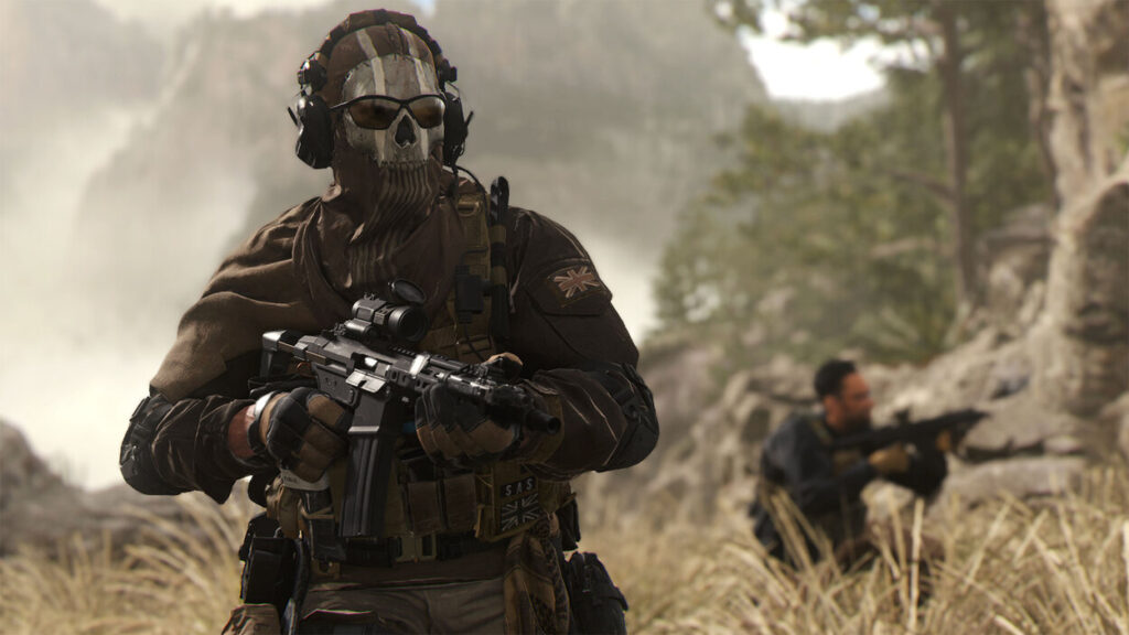Ghost z Call of Duty trzymający karabin w pustynnym otoczeniu obok innego żołnierza