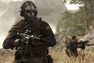 Ghost z Call of Duty trzymający karabin w pustynnym otoczeniu obok innego żołnierza