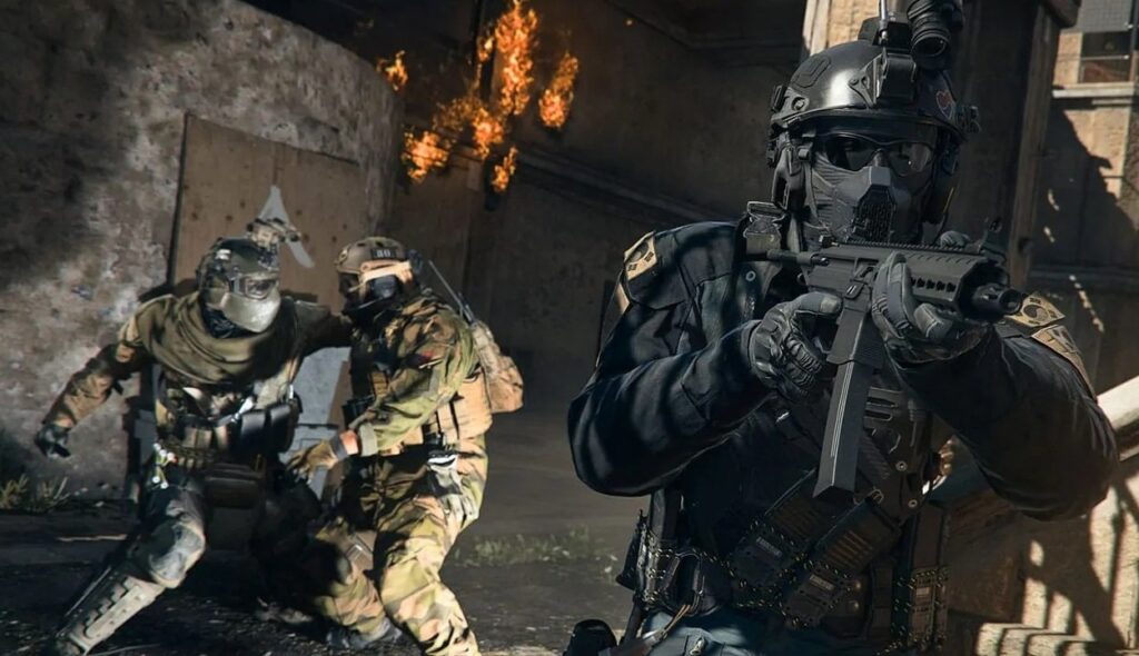 Żołnierz z karabinem biegnący przed dwoma graczami, którzy walczą w Call of Duty: Warzone 2.0