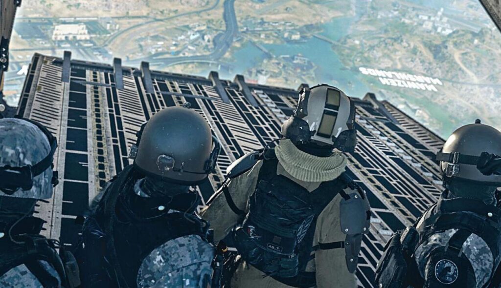 Czterech żołnierzy w samolocie nad otwartym włazem w Call of Duty Warzone 2.0