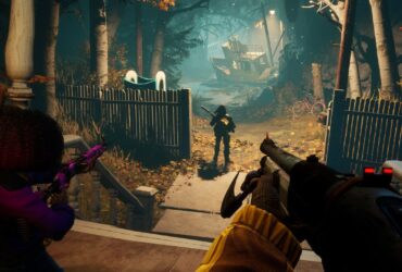Gracz w Redfall z shotgunem stojący obok kobiety i celujący w stronę mężczyzny, który znajduje się przy bramie