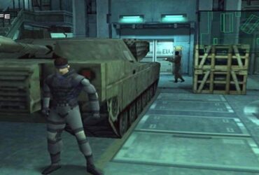 Snake chowający się za czołgiem przed przeciwnikiem w Metal Gear Solid