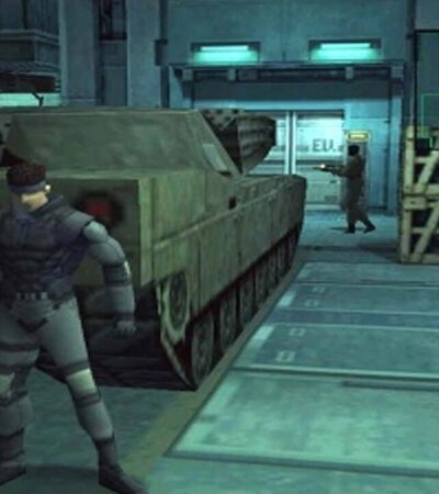 Snake chowający się za czołgiem przed przeciwnikiem w Metal Gear Solid