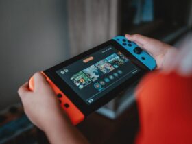 Gracz korzystający z konsoli Nintendo Switch w trybie handheld