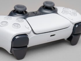 Biały kontroler od Sony PlayStation 5