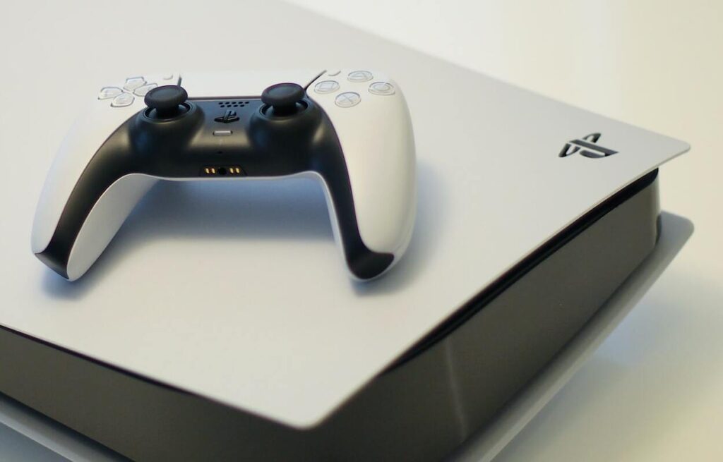Konsola Sony PlayStation 5 z padem DualSense na wierzchu