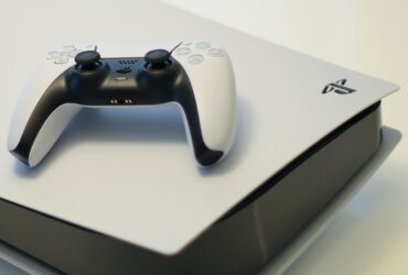 Konsola Sony PlayStation 5 z padem DualSense na wierzchu