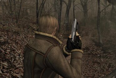 Główny bohater Resident Evil 4 z pistoletem w ręku znajdujący się w mrocznym lesie