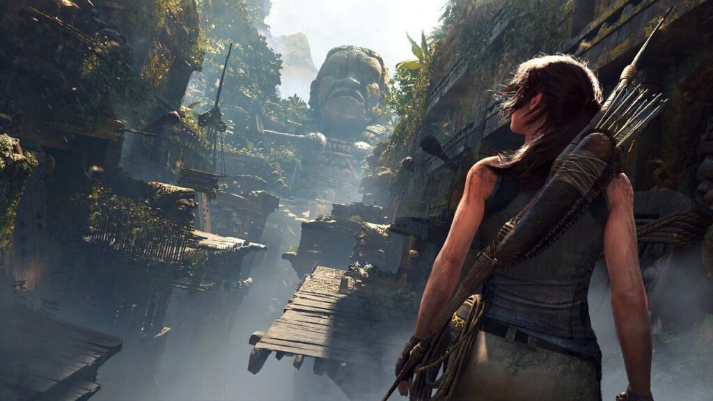 Lara Croft stojąca w starożytnej, zamglonej świątyni