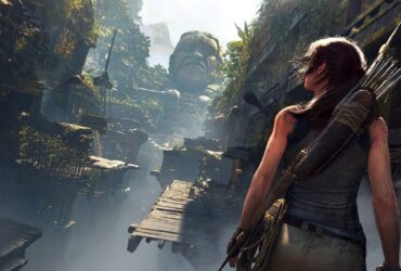 Lara Croft stojąca w starożytnej, zamglonej świątyni