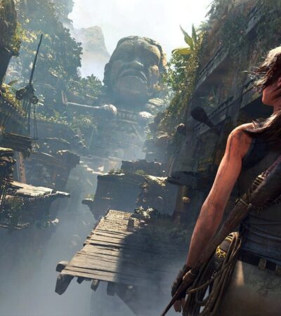 Lara Croft stojąca w starożytnej, zamglonej świątyni