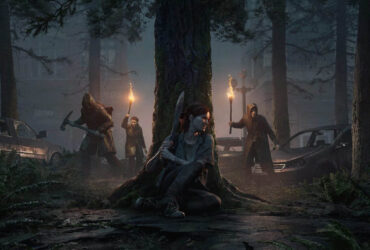 Ellie chowająca się za drzewem przed przeciwnikami z pochodniami w The Last of Us Part 2