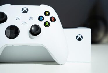 Konsola Xbox Series S z białym kontrolerem