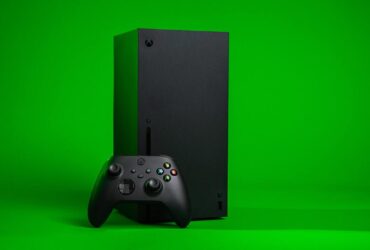 Konsola Xbox Series X z kontrolerem na zielonym tle