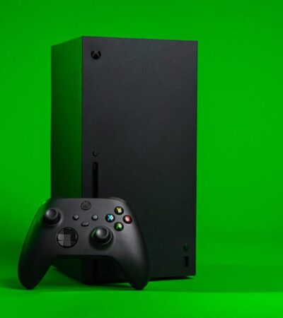 Konsola Xbox Series X z kontrolerem na zielonym tle
