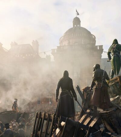 Czterech asasynów stojących nad tłumem w czasie rewolucji w Assassin's Creed Unity