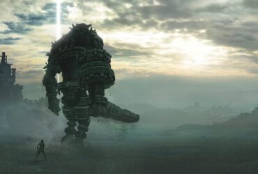 Główny bohater Shadow of the Colossus z mieczem obok jednego z kolosów w grze