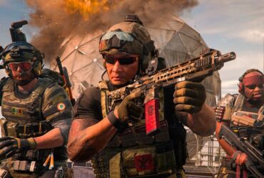 Trzech żołnierzy w Call of Duty: Modern Warfare 2 stojących przed wybuchającym budynkiem