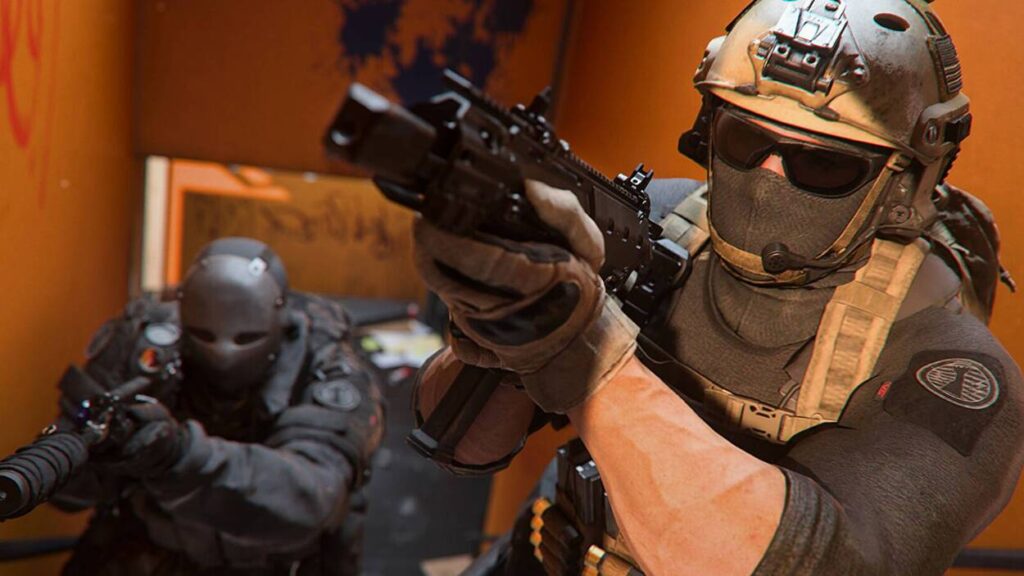 Dwóch żołnierzy z karabinami w pomieszczeniu w Call of Duty: Modern Warfare 2