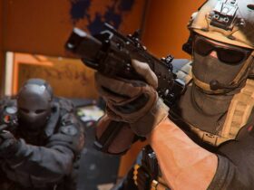 Dwóch żołnierzy z karabinami w pomieszczeniu w Call of Duty: Modern Warfare 2