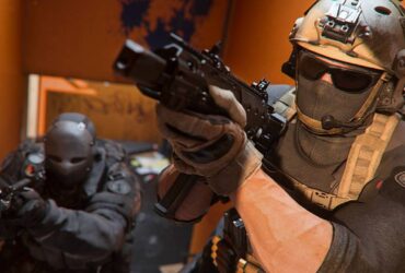 Dwóch żołnierzy z karabinami w pomieszczeniu w Call of Duty: Modern Warfare 2