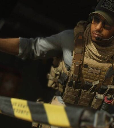 Żołnierz zamykający bramę w Call of Duty: Modern Warfare 2