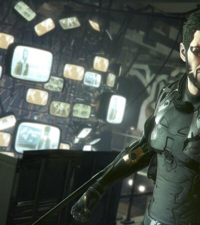 Sam Jensen w pokoju komputerowym w grze Deus Ex: Human Revolution